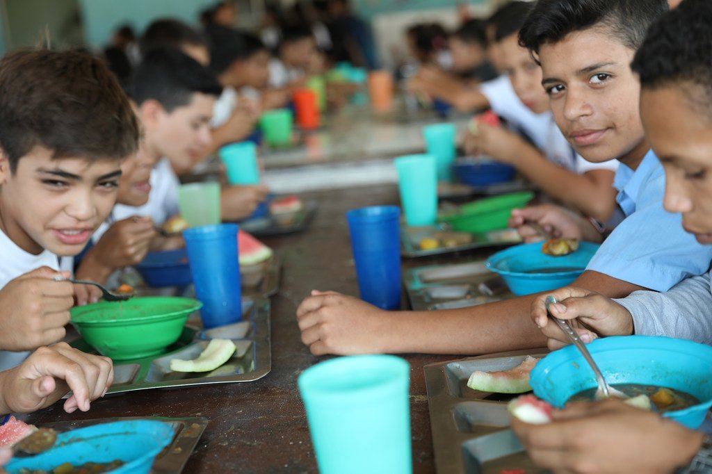 Niños en un comedor escolar en Venezuela